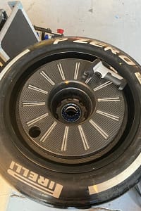 Tecnologia e Sponsorizzazioni in Formula 1 - immagine 2 copri cerchio con led per mostrare un logo